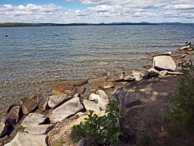 berrak, güneşli su ile gölün kayalık kıyı, güney Urallar