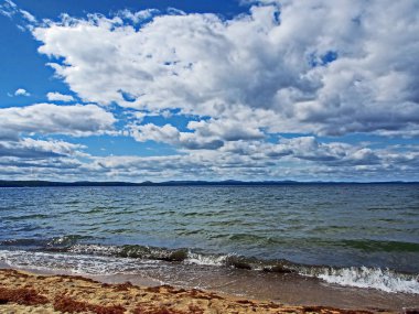 sabahın erken saatlerinde gölün üzerinde mavi gökyüzünde beyaz bulutlar