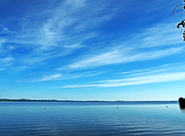 Vista de la orilla opuesta del tranquilo lago de la mañana —  Fotos de Stock