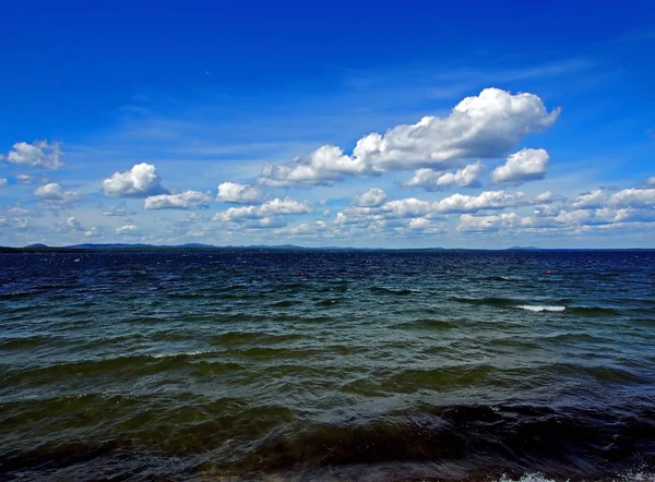 Ciel bleu foncé avec cumulonimbus blancs nuages sur le lac du matin — Photo