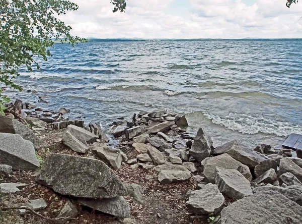 Rivage rocheux du lac avec eau claire, sud de l'Oural — Photo