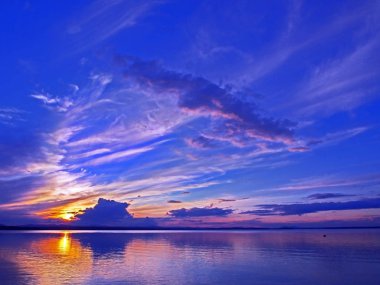 göl üzerinde renkli mavi ve turuncu günbatımı gökyüzü, mavi saat