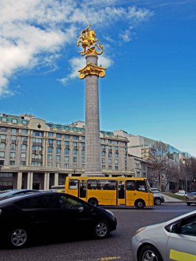 ilkbaharda Tiflis özgürlük meydanında George ile sütun