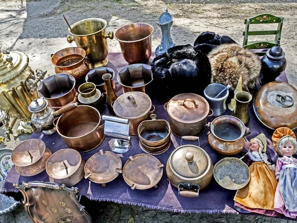 Diferentes figuras de metal viejo, candelabros, platos y otras cosas pequeñas en el mercado de pulgas — Foto de Stock