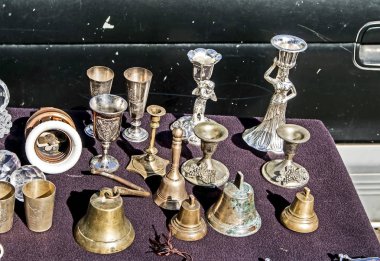 farklı eski metal figürler, şamdanlar, yemekler ve bit pazarında diğer küçük şeyler