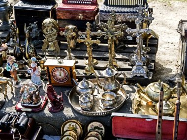 farklı eski metal figürler, şamdanlar, yemekler ve bit pazarında diğer küçük şeyler