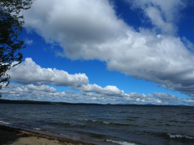 sabahın erken saatlerinde gölün üzerinde mavi gökyüzünde beyaz bulutlar