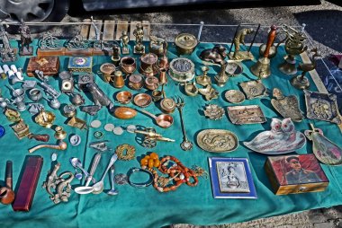 farklı eski metal figürler, şamdanlar, yemekler ve bit pazarında diğer küçük şeyler