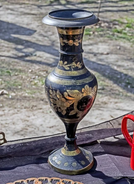 Alte Metallvase auf dem Flohmarkt in Tiflis — Stockfoto