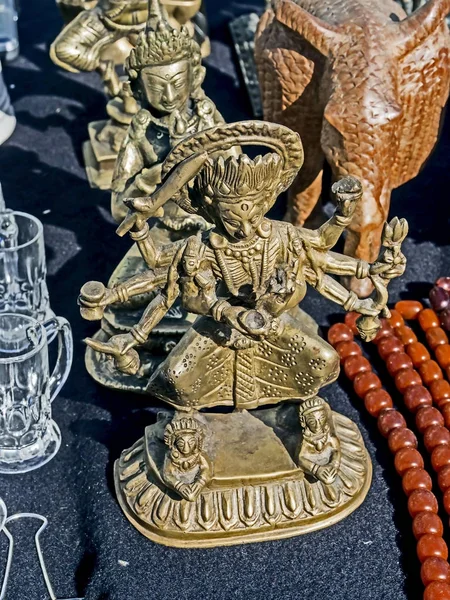 Figuren im indischen Stil auf dem Flohmarkt in Tiflis — Stockfoto