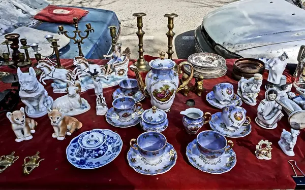 Diferentes porcelanas y figurillas en el mercado de pulgas en Tiflis — Foto de Stock