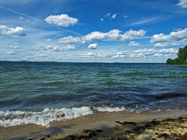 Céu azul escuro com nuvens cumulonimbus brancas sobre o lago da manhã — Fotografia de Stock