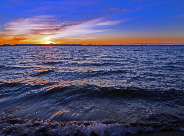 Blauer Abendhimmel über dem See mit leicht rauchigen Wolken über dem Horizont — Stockfoto