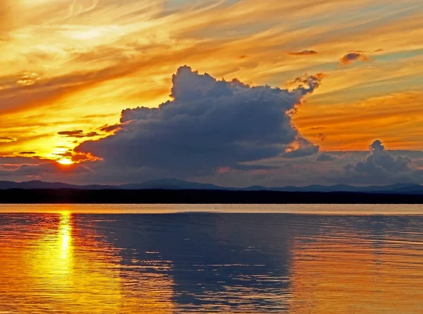 Orangefarbener Abendhimmel und Sonne über dem See, goldene Stunde — Stockfoto