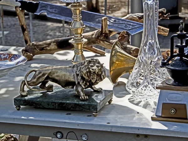 Figurilla de caballo de metal se vende en el mercado de pulgas — Foto de Stock