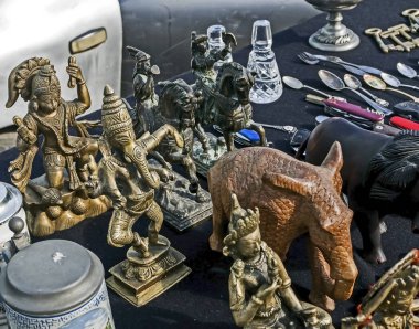 Tiflis bit pazarında Hint tarzı heykelcikler