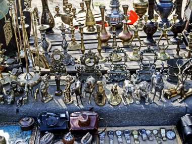 farklı eski metal figürler, şamdanlar, yemekler ve bit pazarında diğer küçük şeyler