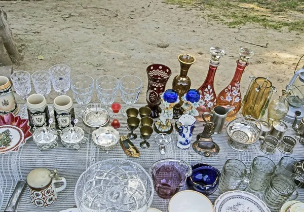 Venta de cristalería antigua en el mercado de pulgas en Tiflis cerca del puente de Sukhoi — Foto de Stock
