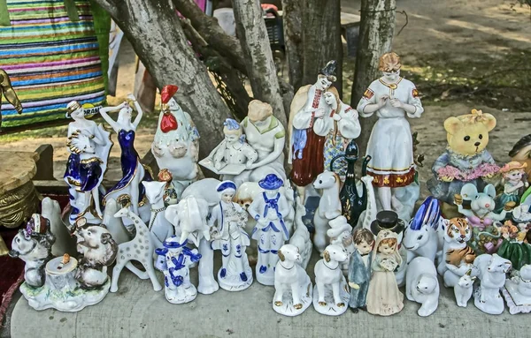 Antiguas estatuillas de porcelana en el mercado de pulgas en Tiflis cerca —  Fotos de Stock