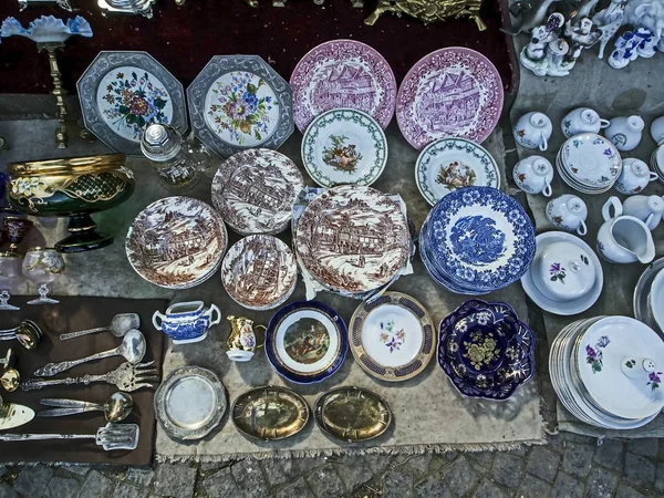 Placas de porcelana con hermosas imágenes en el mercado de pulgas — Foto de Stock