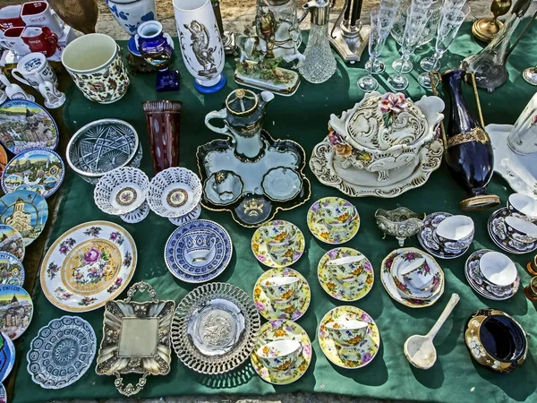 Placas de porcelana con hermosas imágenes en el mercado de pulgas — Foto de Stock