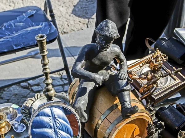 Diferentes figuras de metal viejo, candelabros, platos y otras cosas pequeñas en el mercado de pulgas — Foto de Stock