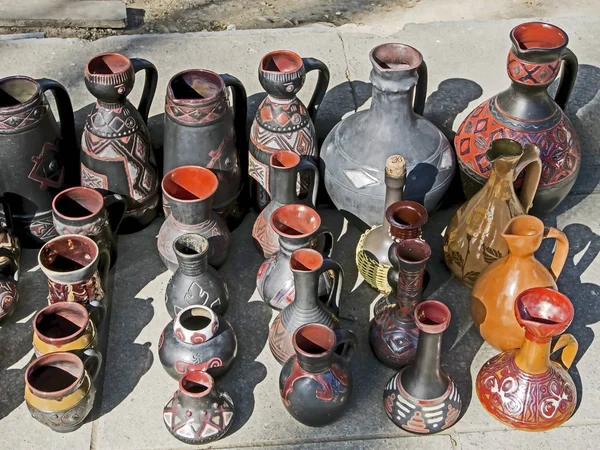 Alte Tonkrüge und Geschirr auf dem Flohmarkt — Stockfoto