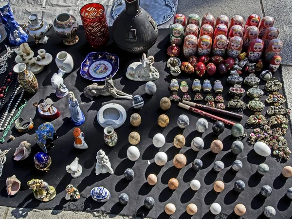 Diferentes porcelanas y figurillas en el mercado de pulgas en Tiflis — Foto de Stock