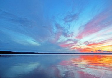 göl üzerinde renkli mavi ve turuncu günbatımı gökyüzü, mavi saat