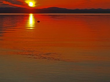 göl üzerinde turuncu günbatımı gökyüzü ve güneş, Altın saat