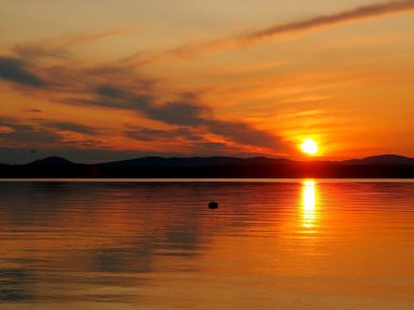 göl üzerinde turuncu günbatımı gökyüzü ve güneş, Altın saat