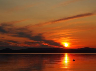 göl üzerinde turuncu günbatımı gökyüzü ve güneş, Altın saat