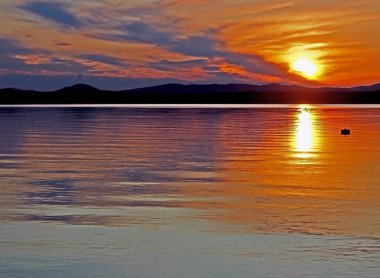 göl üzerinde turuncu günbatımı gökyüzü ve güneş, Altın saat