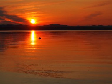 göl üzerinde turuncu günbatımı gökyüzü ve güneş, Altın saat