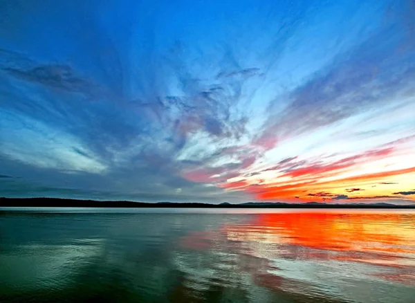 Farbenfroher blauer und orangefarbener Abendhimmel über dem See, blaue Stunde — Stockfoto