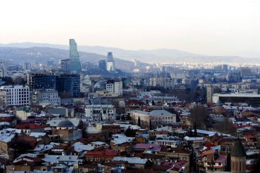 tiflis şehrinin çeşitli, renkli, güzel çatıları yumuşak akşam güneşi ile aydınlatılmış