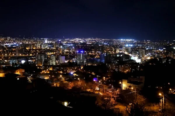 高い点からトビリシの夜の郊外の風景 — ストック写真