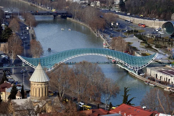 Pontes sobre o rio Kura em Tbilisi vista do topo do rio — Fotografia de Stock