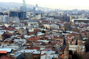 tiflis şehrinin çeşitli, renkli, güzel çatıları yumuşak akşam güneşi ile aydınlatılmış