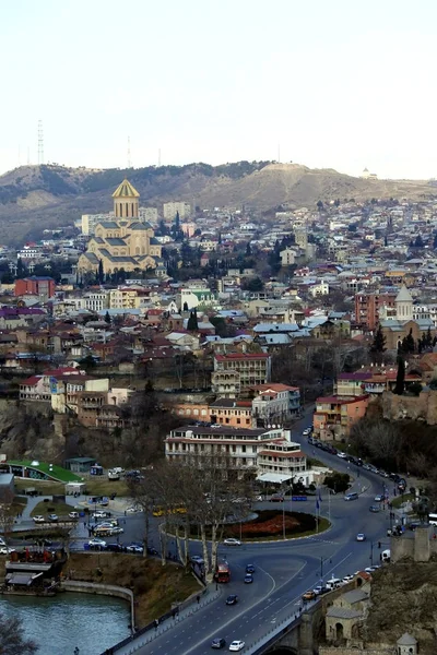 Blick von oben auf die Straßenbrücke über den Fluss Kura im Zentrum von Tiflis — Stockfoto