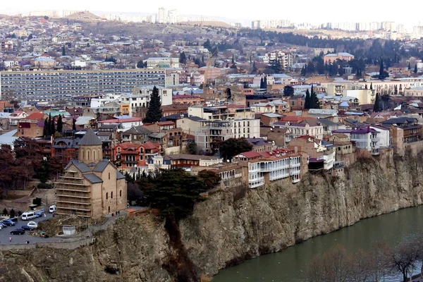 Rocky Bank of the Kura river in Tbilisi with houses at the top, Georgia — Stock Photo, Image