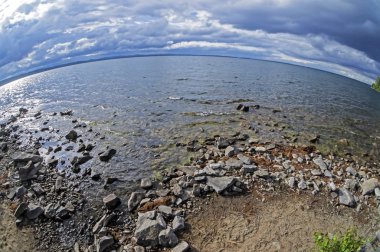 güney Urallar bulutlu havalarda sabah gölünün kayalık kıyı, Uvildy Gölü