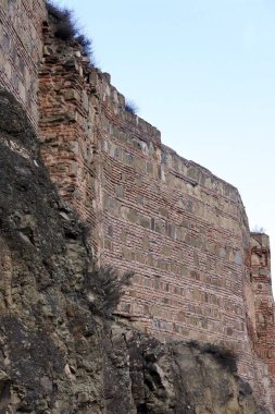 Tiflis'teki narikala antik kalesinin eski duvarları