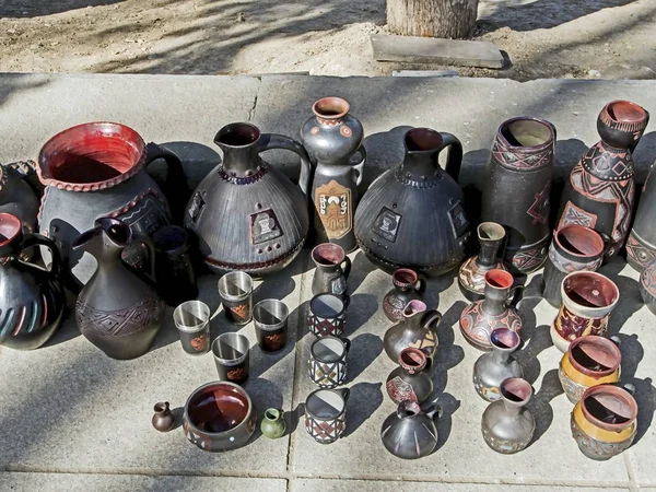 Alte Tonkrüge und Geschirr auf dem Flohmarkt — Stockfoto