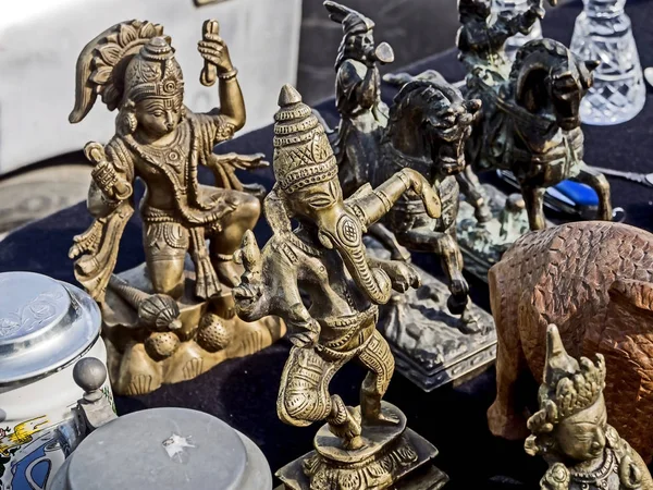 Figuren im indischen Stil auf dem Flohmarkt in Tiflis — Stockfoto