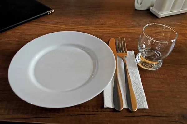 Einen leeren Tisch in einem kleinen Restaurant servieren — Stockfoto