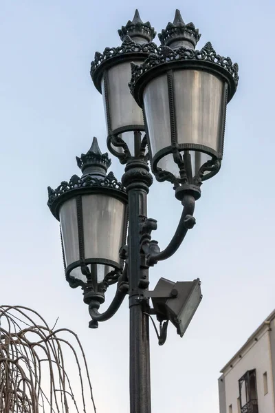 Lanterna da cidade estilo retro na rua em Tbilisi — Fotografia de Stock