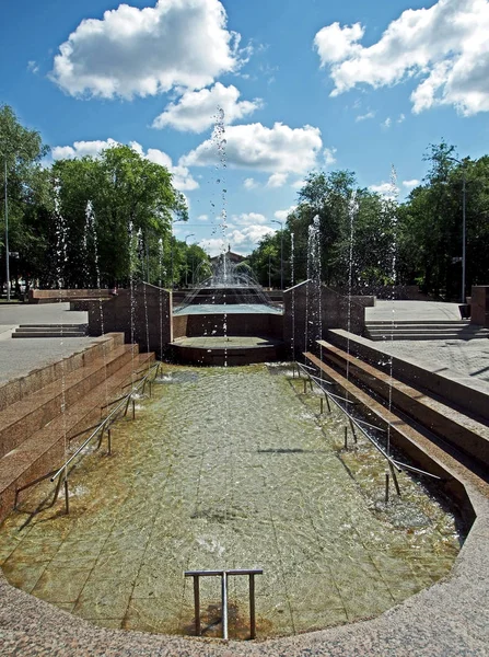 mavi gökyüzüne karşı sıcak bir gün şehir meydanında çalışma Çeşme, uçan su damlaları