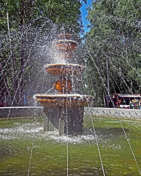 Fontaine classique dans le parc de la ville — Photo