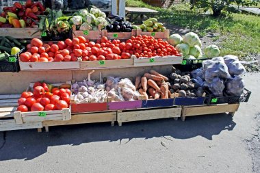 şehirde sokakta sebze satışı